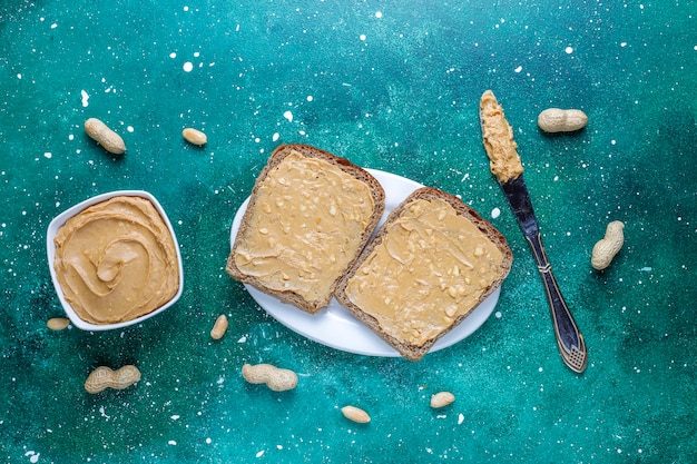 Sandwichs ou toasts au beurre d'arachide.