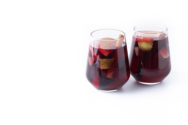 Sangria d'automne avec poire et pomme isolé sur fond blanc