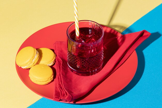 Sangria et macarons délicieux à angle élevé