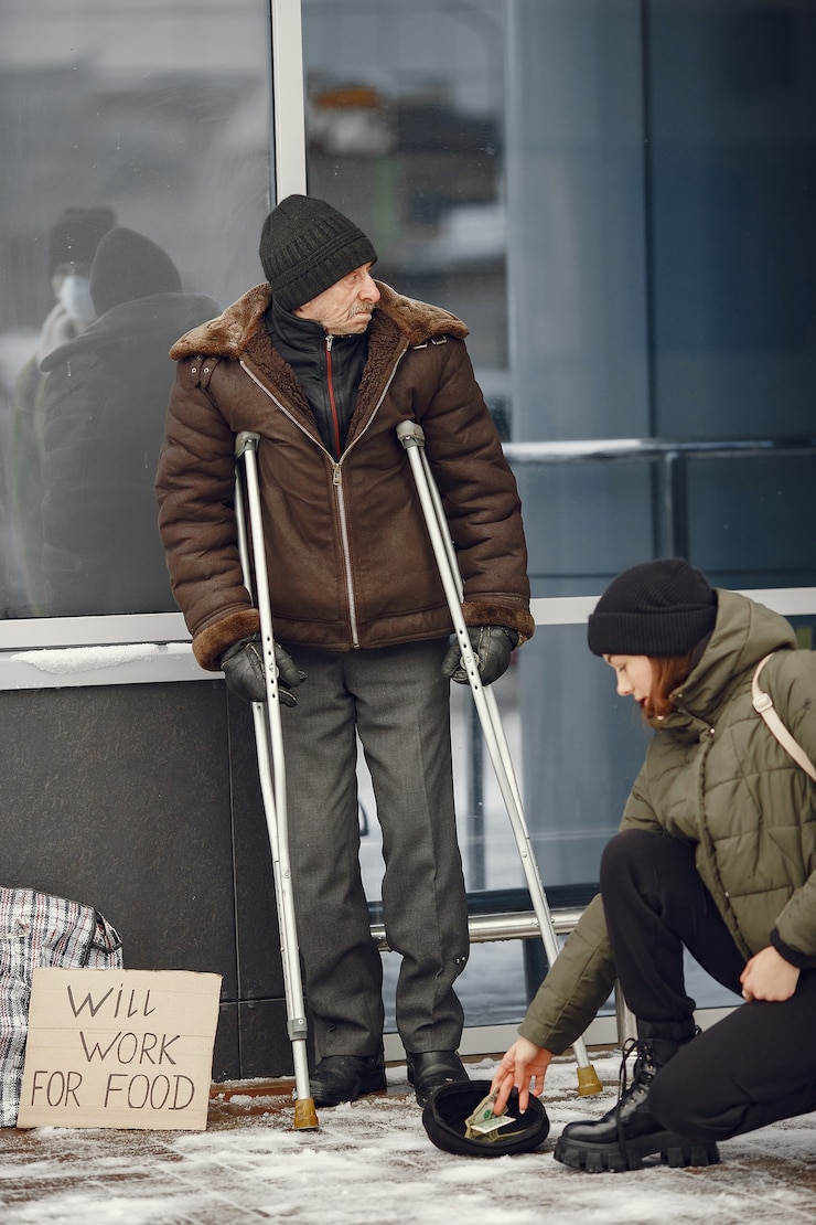 Photo gratuit sans-abri dans une ville d'hiver. homme demandant de la nourriture.