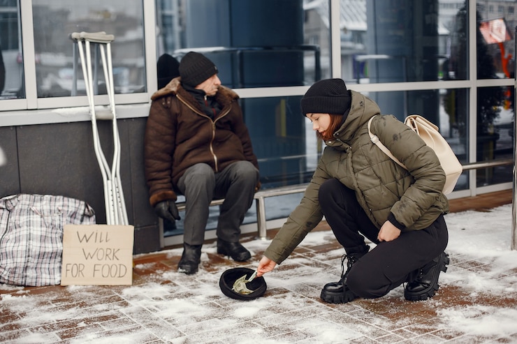 Photo gratuit sans-abri dans une ville d'hiver. homme demandant de la nourriture.