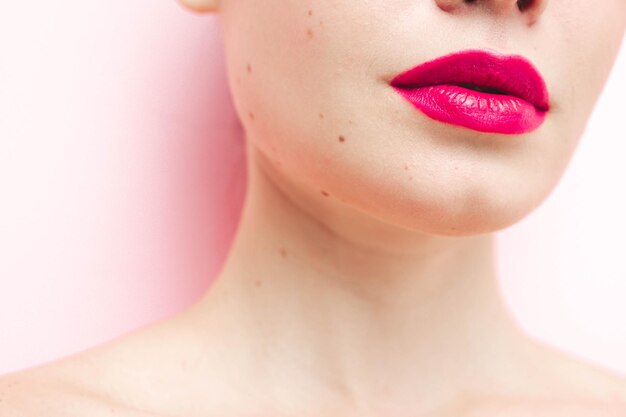 Sans retouche Photo pour la pratique Portrait jeune femme brune avec un maquillage élégant du soir et une peau parfaitement propre Modèle sexy avec des cheveux en chignon posant en studio Avec des lèvres naturelles brillantes roses