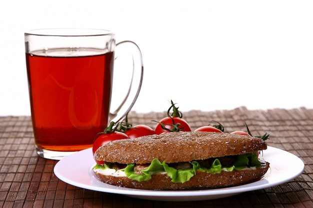 Photo gratuite sanswich frais au thon et légumes et boisson