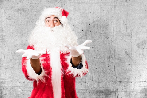 Santa claus avec les mains ouvertes et des gants blancs