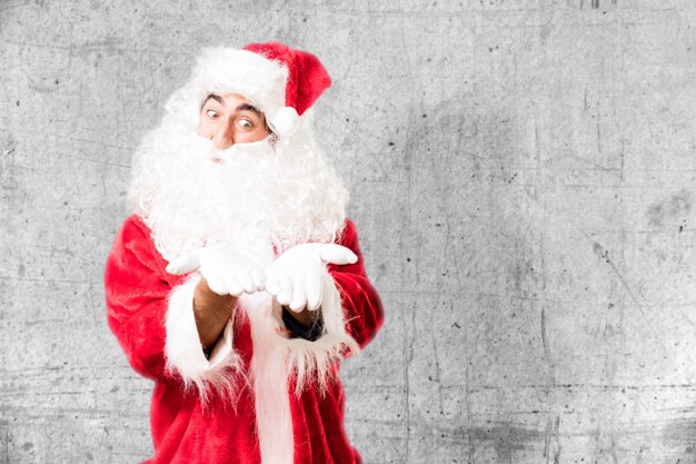 Santa claus montrant ses mains
