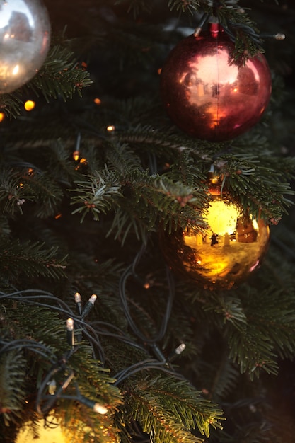 Sapin de Noël avec de belles boules et lumières décoratives