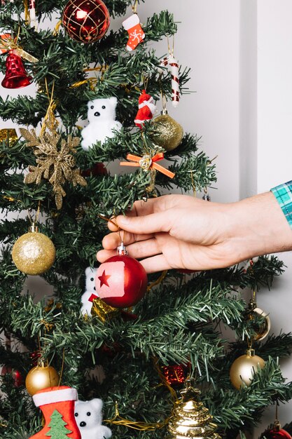 Sapin de Noël de décoration de main