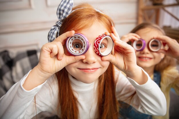 Sapin de Noël. Deux petits enfants, filles ensemble dans la créativité. Des enfants heureux fabriquent des jouets faits à la main pour les jeux ou la célébration du nouvel an. Petits modèles caucasiens. Bonne enfance, préparation à la célébration.