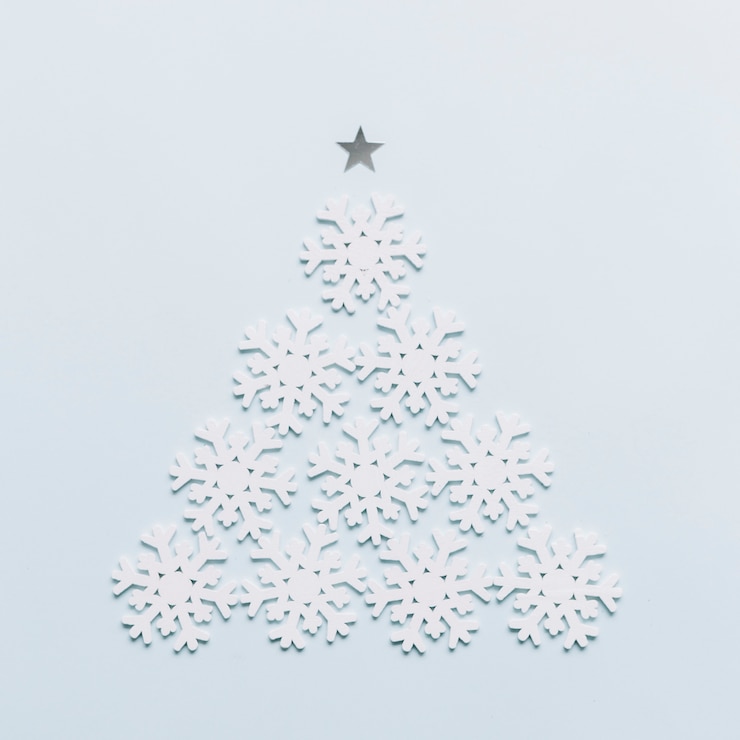 Photo gratuit sapin de noël fait de flocons de neige blancs