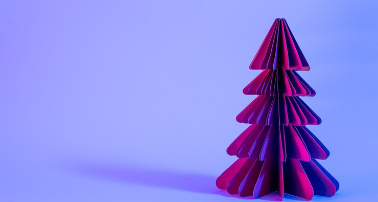 Photo gratuit sapin de noël en papier décoratif sur fond bleu avec néon tendance