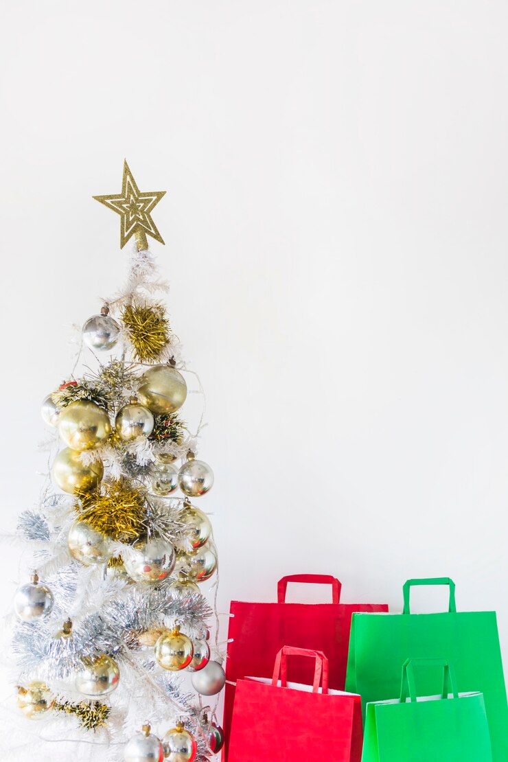 Photo gratuit sapin de noël près des sacs