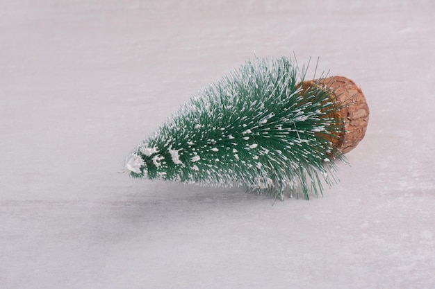 Photo gratuite sapin de noël sur tableau blanc.