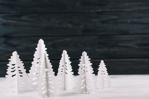 Sapins en papier sur table