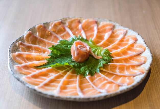 Sashimi au saumon tranché