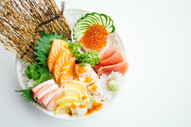 Sashimi cru et frais mélangé au saumon, thon, hamaji et autres