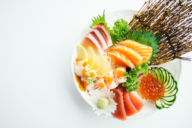 Sashimi cru et frais mélangé au saumon, thon, hamaji et autres