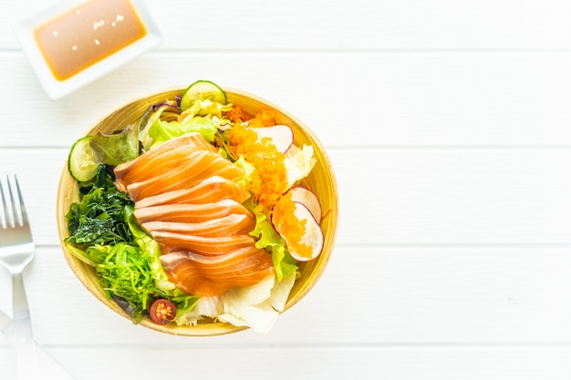 Sashimi de viande de poisson de saumon frais cru aux algues
