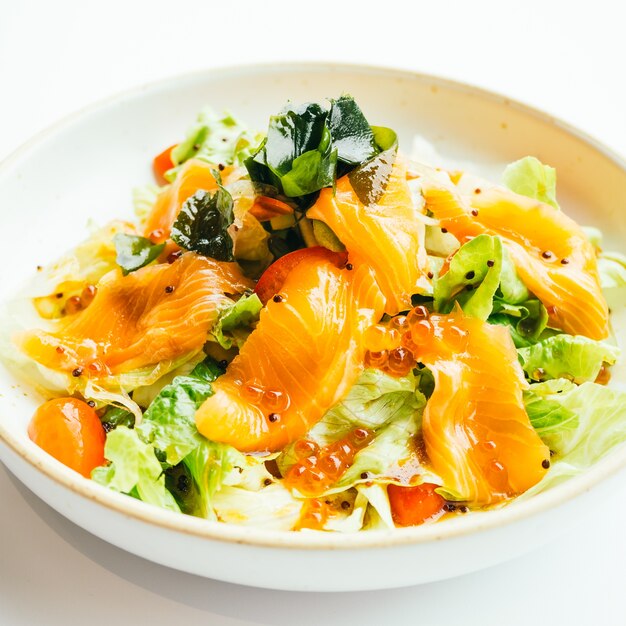 Sashimi à la viande de saumon frais et salade de légumes
