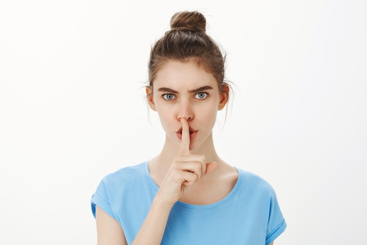 Photo gratuit sassy jeune femme chut à toi, chut avec le doigt pressé sur les lèvres