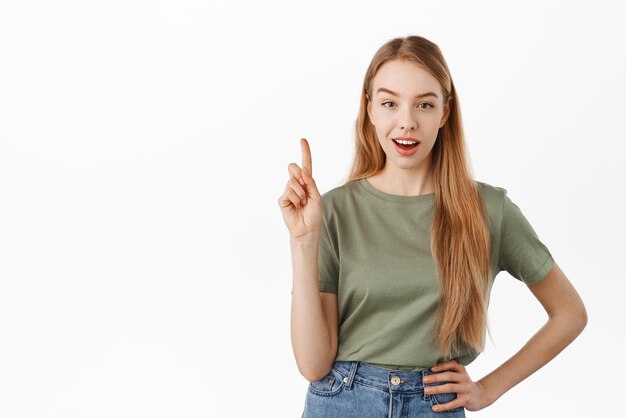 Sassy jeune femme secouant le doigt pour dire non pas si vite ne donne pas la permission à l'air sournois et effronté debout sur fond blanc Espace de copie