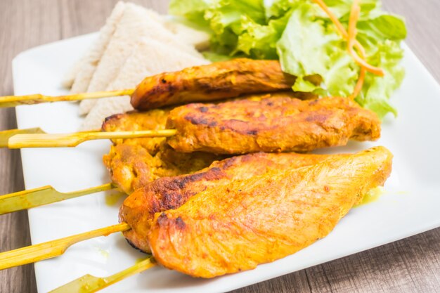 Photo gratuite satay de poulet