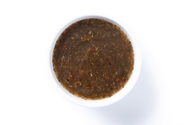 Sauce Chimichurri verte isolée sur fond blanc