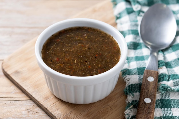 Photo gratuite sauce chimichurri verte sur une table en bois