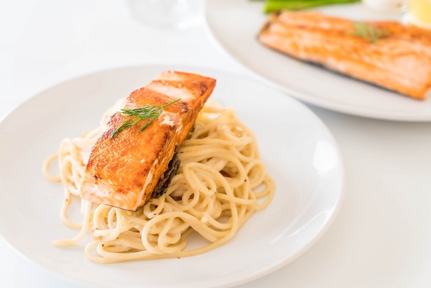 Sauce à la crème au spaghetti au saumon