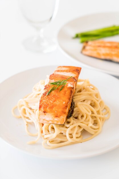 Sauce à la crème au spaghetti au saumon