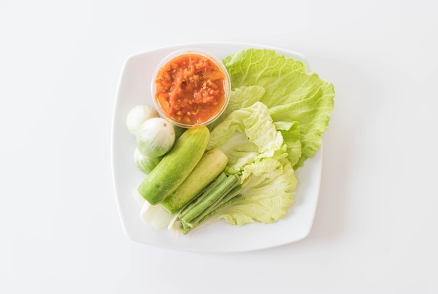 Sauce fraîche avec assiette de légumes frais