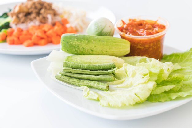 Sauce fraîche avec assiette de légumes frais