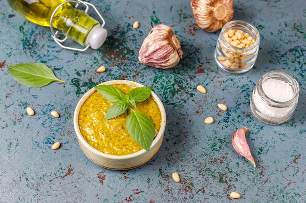 Photo gratuite sauce pesto au basilic italien avec des ingrédients culinaires pour la cuisson.