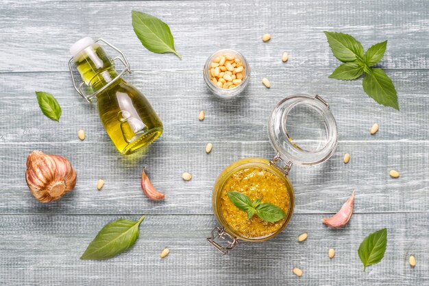 Sauce pesto au basilic italien avec des ingrédients culinaires pour la cuisson.