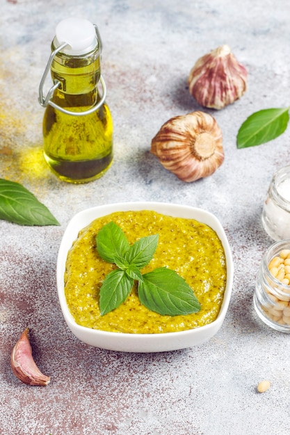 Sauce pesto au basilic italien avec des ingrédients culinaires pour la cuisson.