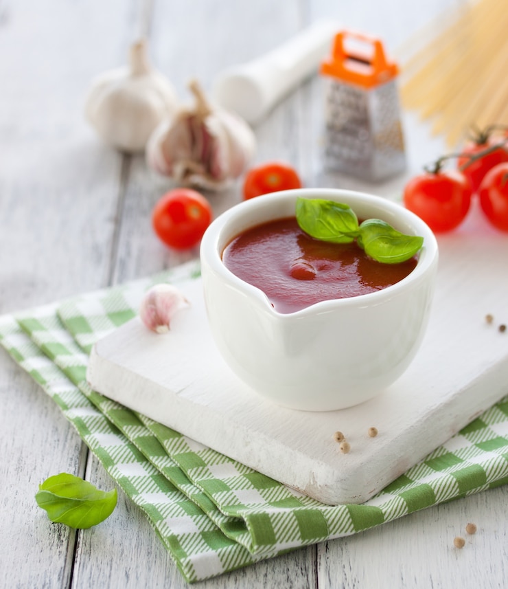 Photo gratuit sauce tomate dans un bol blanc
