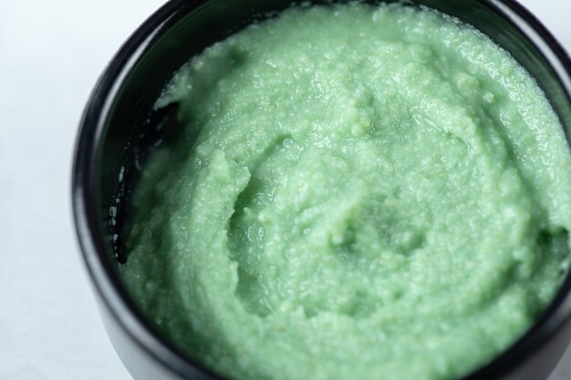 Sauce verte au wasabi dans une soucoupe noire.