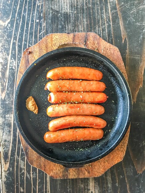 Photo gratuite saucisse au gril chaud