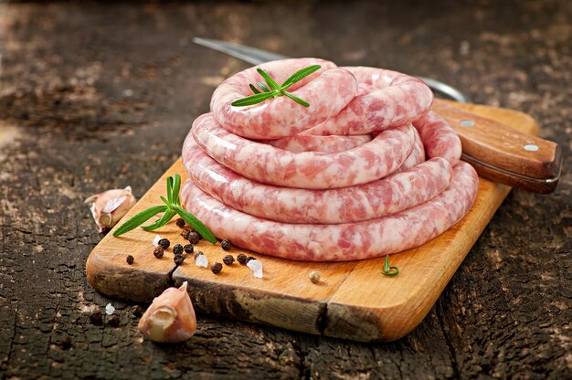 Saucisse crue fraîche sur le vieux bois