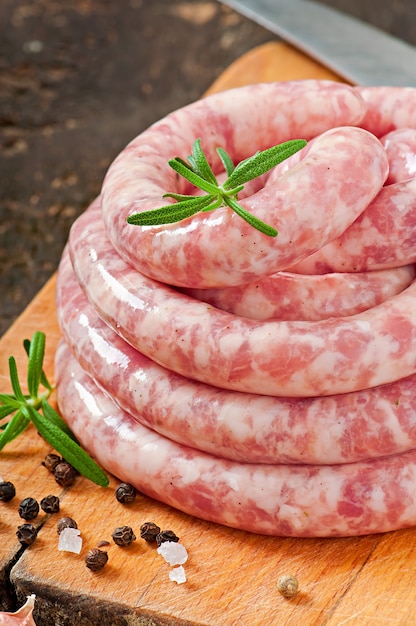 Saucisse Crue Fraîche Sur Le Vieux Bois