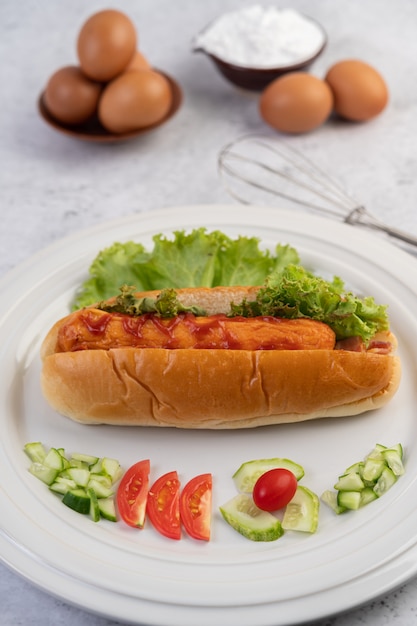 Saucisse enveloppée de pain et de laitue garnie de sauce.