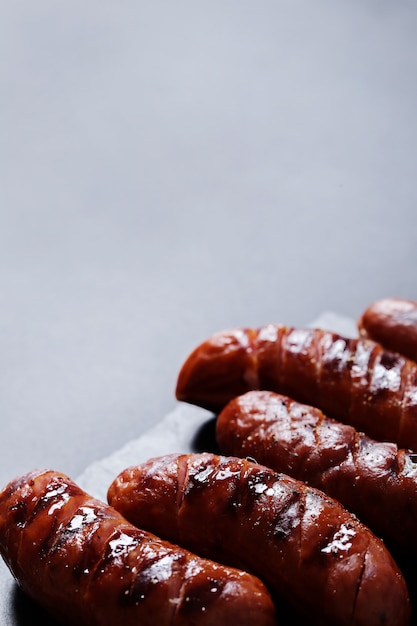 Photo gratuite saucisse grillée