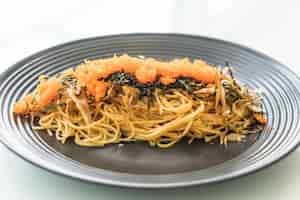 Photo gratuite saucisse japonaise aux spaghettis avec tobiko