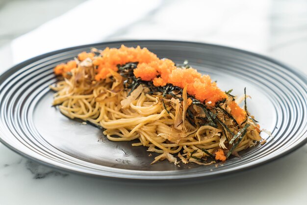 Saucisse japonaise aux spaghettis avec tobiko