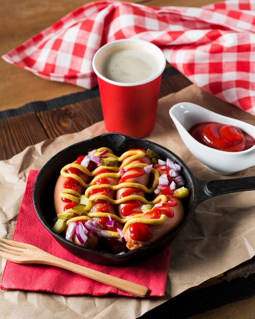 Saucisses à angle élevé dans une casserole avec des sauces