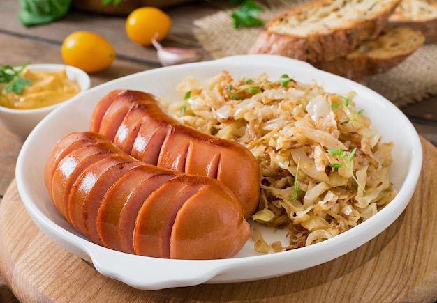 Saucisses sur le gril sur la table en bois