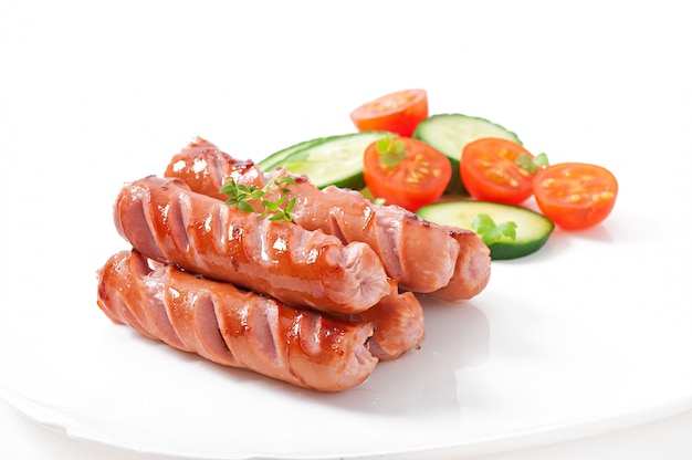 saucisses sur le grill et salade