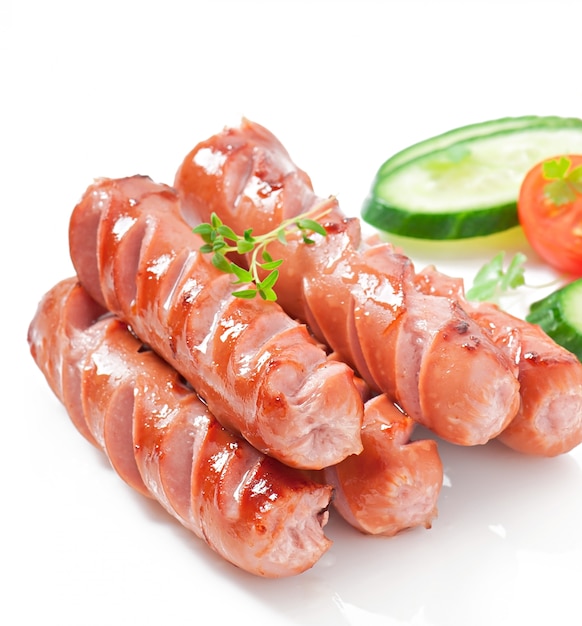 saucisses sur le grill et salade