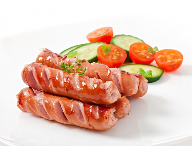 saucisses sur le grill et salade