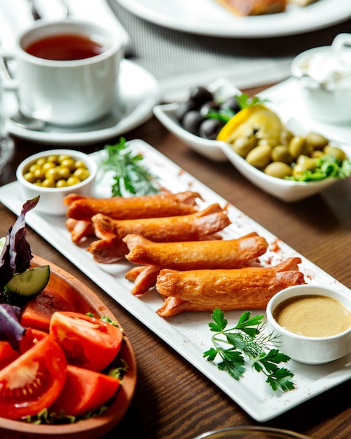 Photo gratuite saucisses et légumes frits