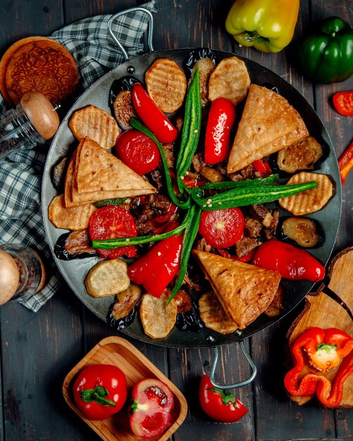 Sauge de viande avec pommes de terre aux champignons et légumes vue de dessus